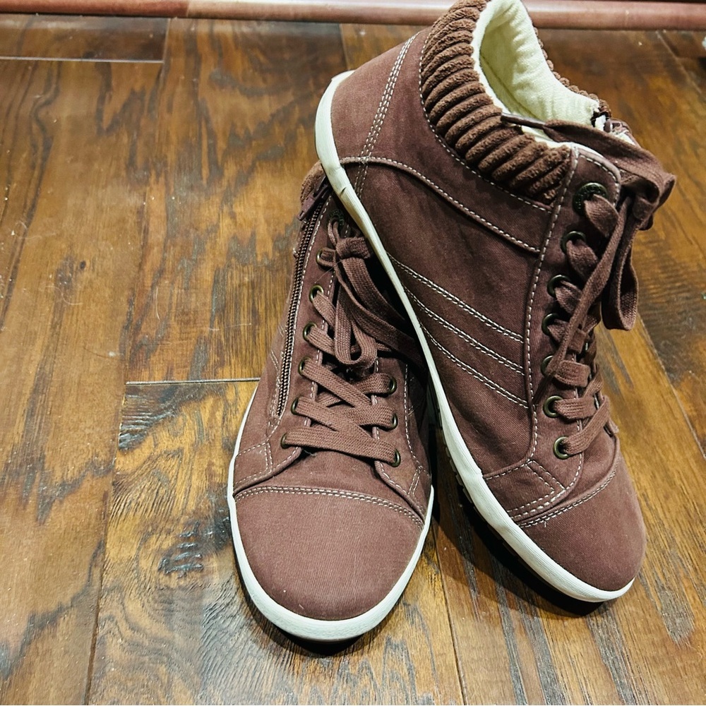 Taos Women's Startup Sneaker Bordeaux Distressed Size 9.5 Color Cappuccino